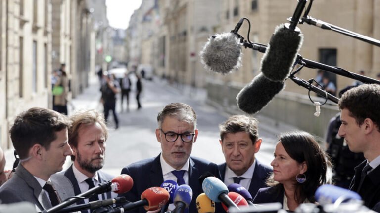 Socialistas y ecologistas se van de Matignon con "las manos vacías" tras reunirse con Lecornu