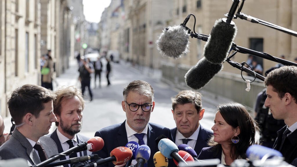 Socialistas y ecologistas se van de Matignon con "las manos vacías" tras reunirse con Lecornu