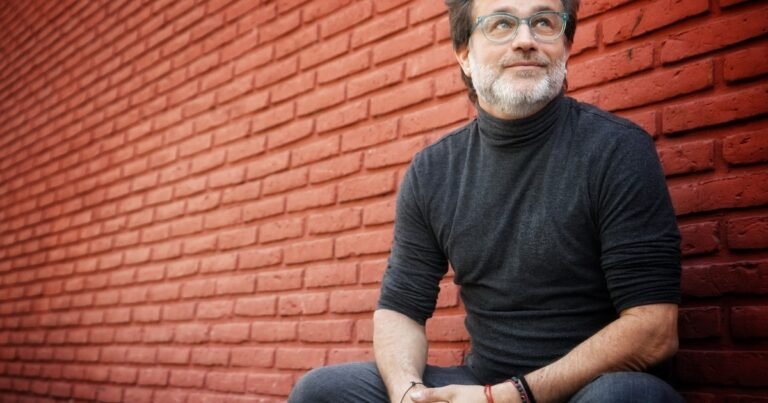 La vuelta de Gastón Pauls a la TV, con historias de superación, "sin golpe bajo" y haciéndose cargo de sus viejas adicciones