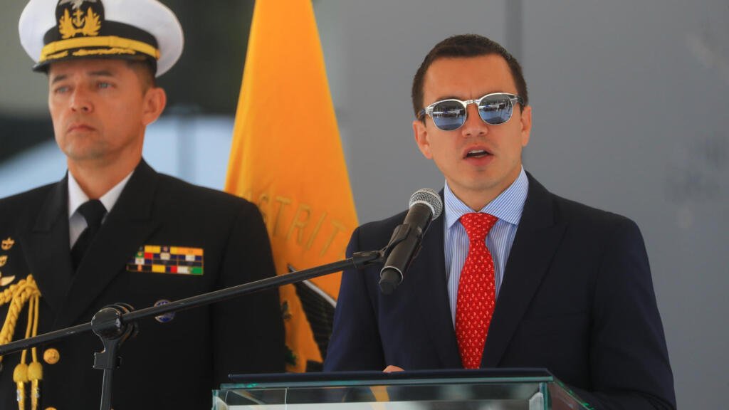 Noboa convoca polémica consulta popular para una Constituyente y un referendo sobre bases extranjeras