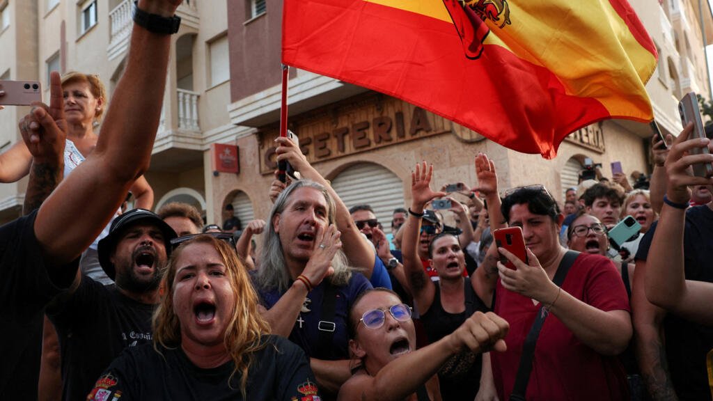 Vetos, violencia y amenaza de deportaciones: la derecha española se radicaliza frente a la migración