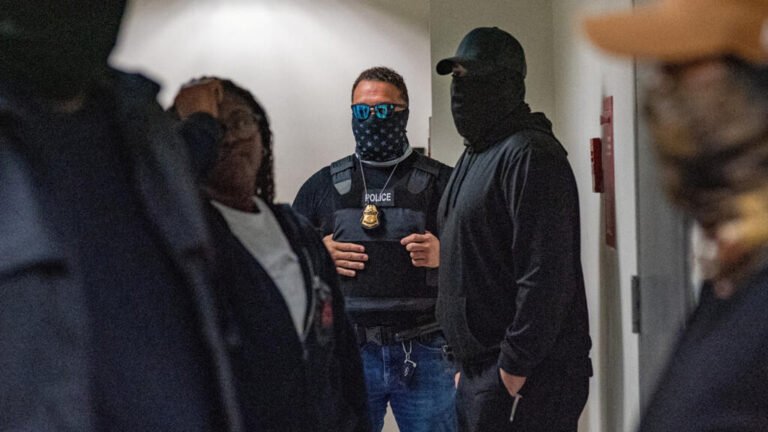 ¿Qué impacto tiene la redada de migrantes más grande reportada por Trump?