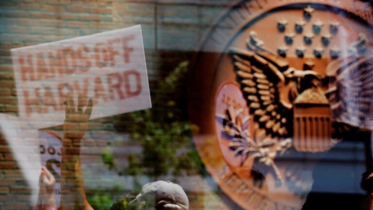 Una jueza ordena revertir los recortes de Trump a Harvard tras declararlos ilegales
