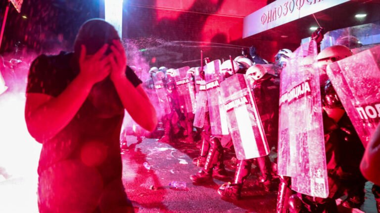 Tensión en Serbia: la policía reprime nuevas protestas por corrupción y elecciones anticipadas