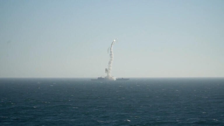 Rusia prueba misil hipersónico en el Ártico mientras drones ucranianos atacan refinerías rusas