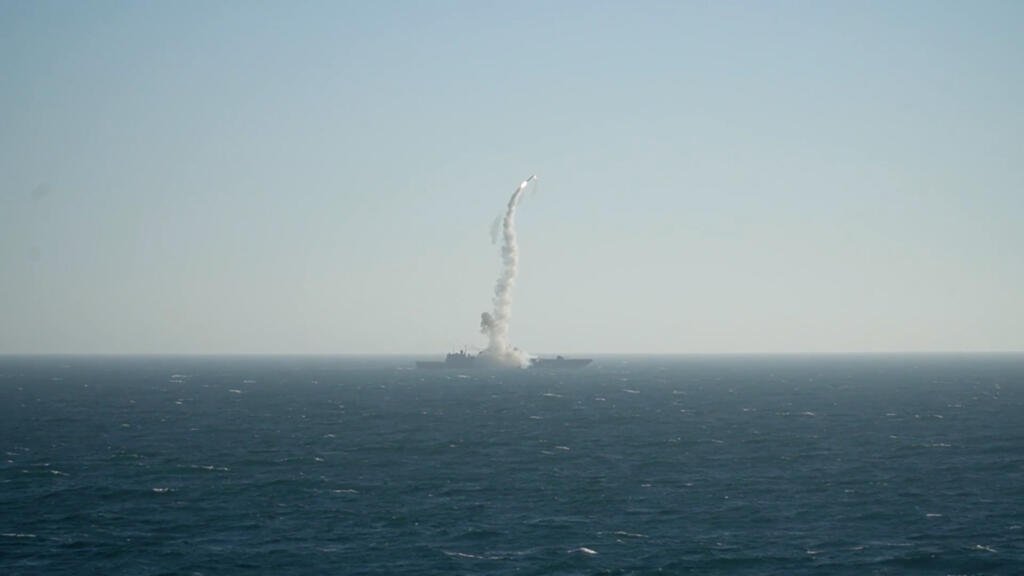 Rusia prueba misil hipersónico en el Ártico mientras drones ucranianos atacan refinerías rusas