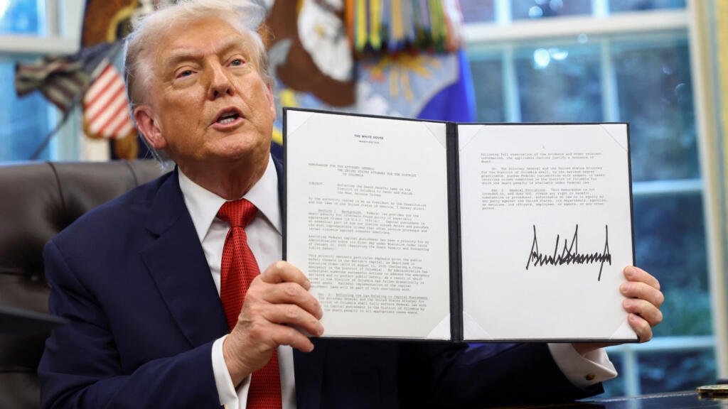 Trump firma orden que habilita la venta de TikTok en Estados Unidos y garantiza su continuidad