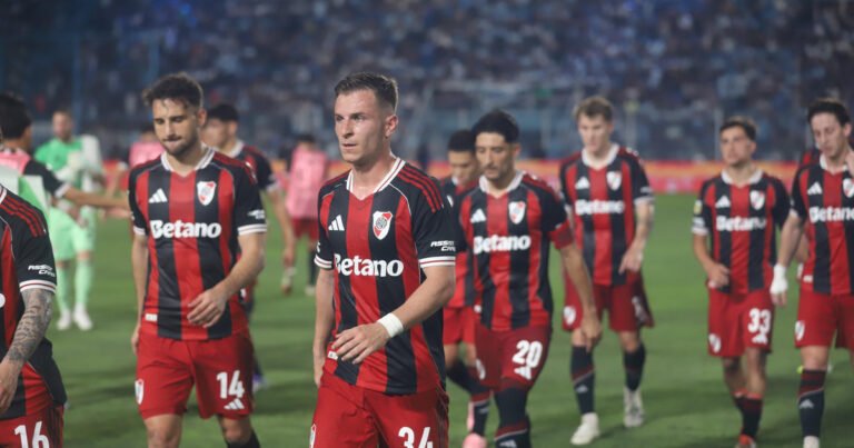 River perdió feo con Atlético Tucumán, dejó de ser líder en el Clausura y llega golpeado al choque contra Palmeiras en la Copa Libertadores
