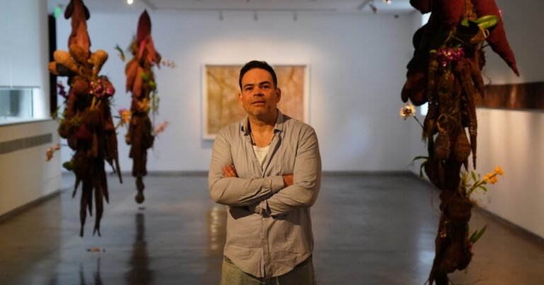 Andrés Paredes en el Museo Sívori: seres míticos, cosmos y tierra colorada