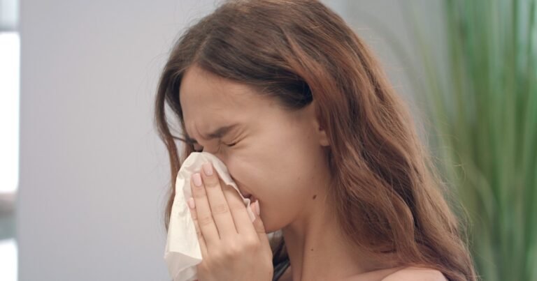 Rinitis alérgica: cómo diferenciarla de un resfrío común y por qué no tratarla puede derivar en asma