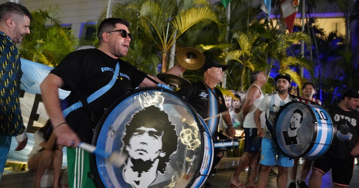 La Selección llegó a Guayaquil: un puñado de fieles hinchas argentinos, los curiosos y un ingreso raudo para esperar por el partido vs Ecuador