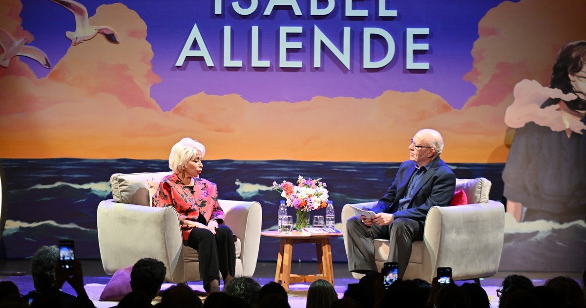 Isabel Allende en el Teatro Cervantes: "Con una familia como la mía no tengo que inventar nada”