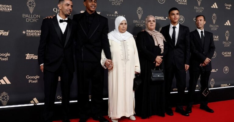 Los cantos y gritos del padre de Lamine Yamal antes de anunciar al ganador del Balón de Oro: polémica y acusaciones de "robo"