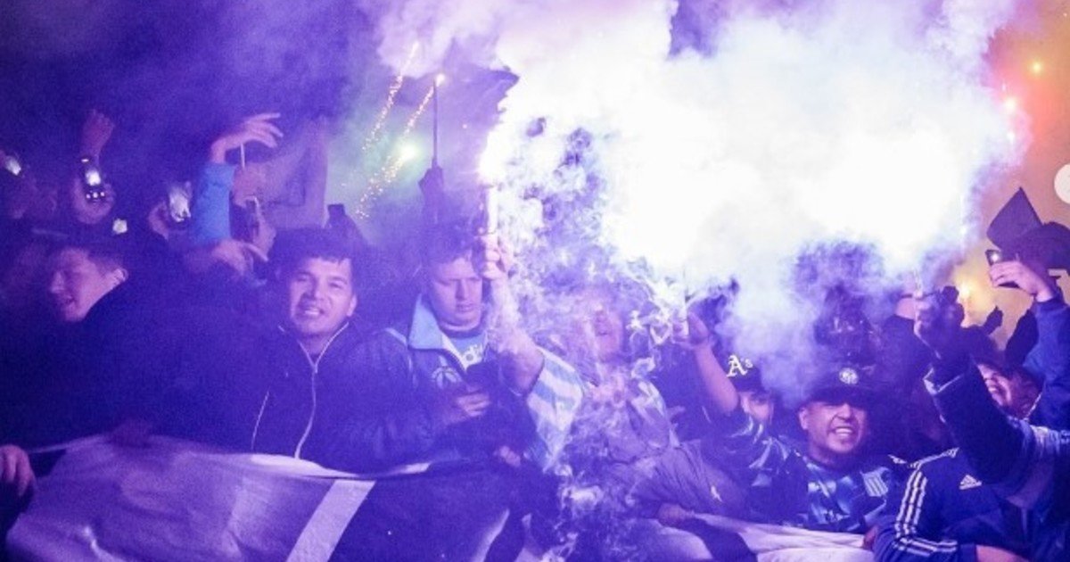 El impresionante banderazo de los hinchas de Racing en la previa del partido con Vélez por Copa Libertadores