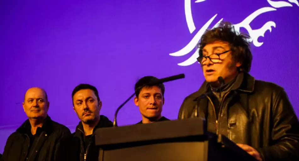 Se disparó el dólar y el riesgo país supera los 1.100 puntos