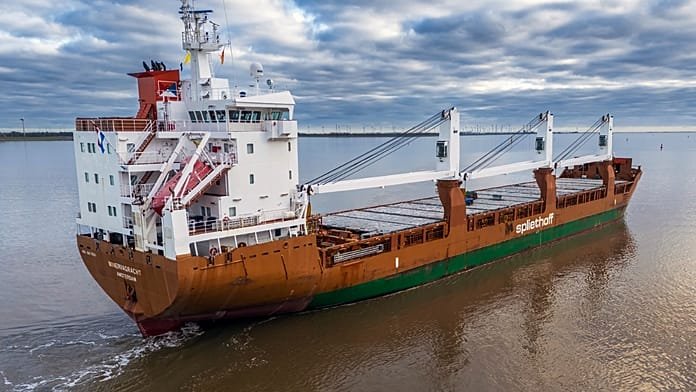 La operación Aspides rescata a los 19 tripulante de un buque holandés atacado en el golfo de Adén