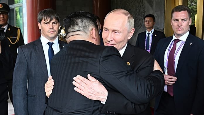 Putin y Kim Jong-un comparten limusina tras desfile militar en China