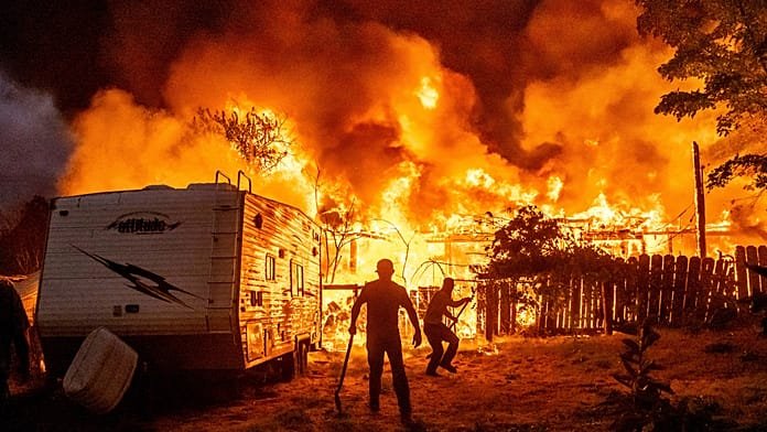 Incendio forestal arrasa casas en histórico pueblo de la Fiebre del Oro en California