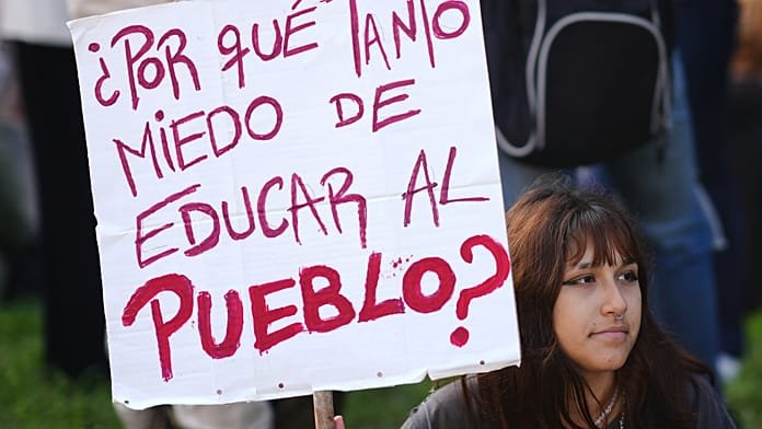 El Congreso rechaza los vetos de Milei mientras miles de personas se concentran a las puertas en Buenos Aires