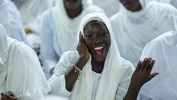 La hermandad sufí Layene de Senegal celebra el Mawlid en Dakar