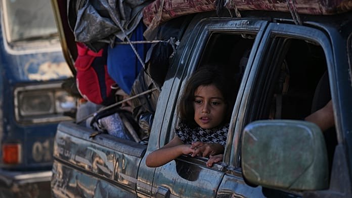 Éxodo en Gaza: 400.000 palestinos huyen al sur en medio de bombardeos y decenas de muertos