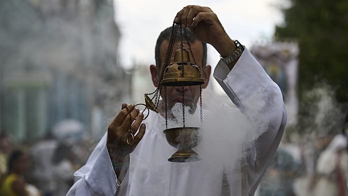 Cientos de personas marchan en La Habana en honor a la patrona de Cuba