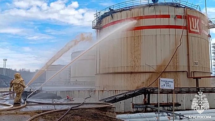 Ucrania ataca una de las principales refinerías de petróleo de Rusia, provocando explosiones e incendios