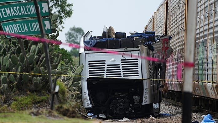 VÍDEO: Un tren arrolla a un autobús dejando 10 muertos y más de 40 heridos en México