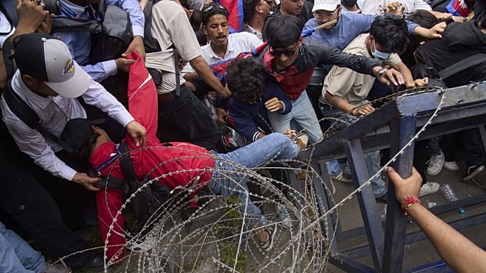 Enfrentamientos mortales en Katmandú tras la  prohibición de las redes sociales