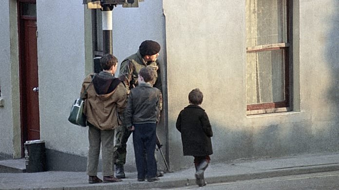 Un exsoldado británico va a juicio por los asesinatos del Domingo Sangriento en Irlanda del Norte