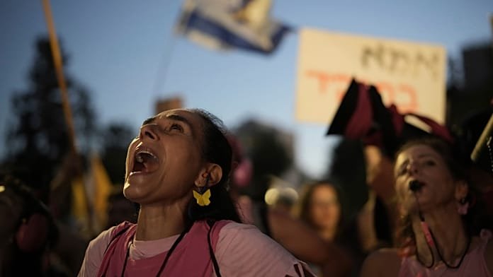 La policía retira a manifestantes de las vías en protesta israelí por el alto el fuego en Gaza