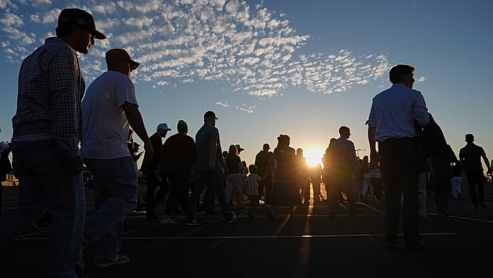 El funeral de Charlie Kirk congrega a más de 100.000 personas en Arizona