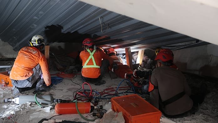 Los equipos de rescate buscan supervivientes tras el derrumbe de una escuela en Indonesia