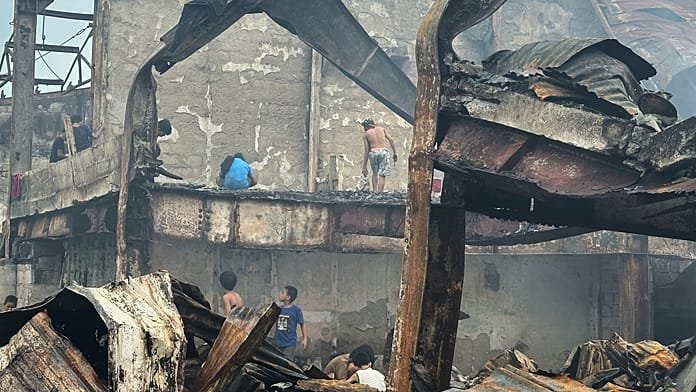 Incendio en Manila desplaza a 1.000 familias y destruye varias casas