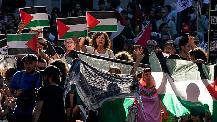 Manifestación de Tommy Robinson en Londres reúne a 110.000 personas y termina en enfrentamientos