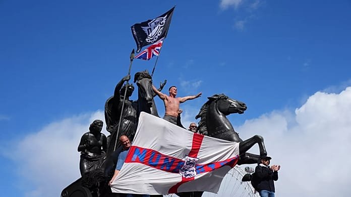 Starmer critica a Elon Musk por sus "peligrosos" comentarios en la protesta antimigratoria de Londres