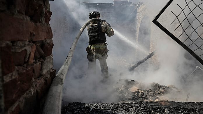 Rusia hiere a 4 bomberos ucranianos en un ataque con drones en la región de Chernígov