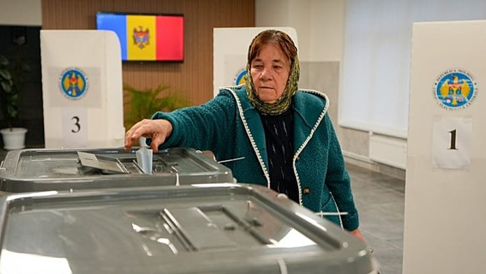 Se abren las urnas en Moldavia en unas tensas elecciones parlamentarias plagadas de denuncias de injerencia rusa