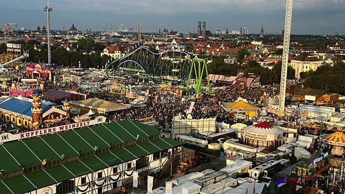 Caos en la Oktoberfest: varias personas, atrapadas a 80 metros de altura en un carrusel por un fallo