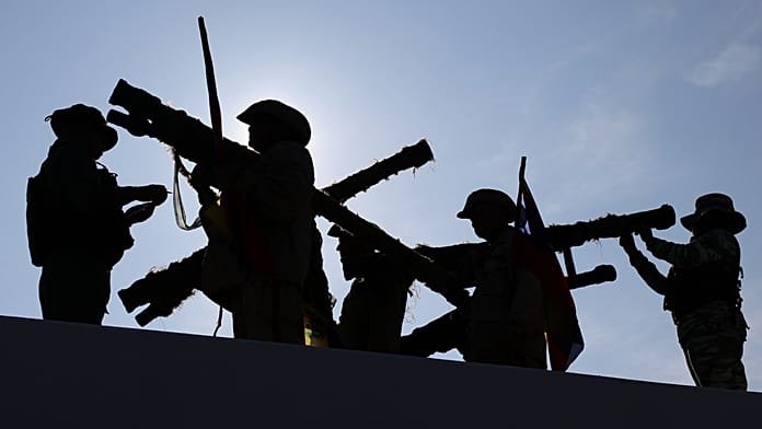 Trump se mofa de las milicias venezolanas y la Casa Blanca insiste en tildar a Maduro de "ilegítimo"