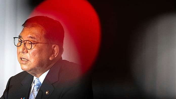 Dimite el primer ministro japonés tras las presiones por la derrota electoral de julio