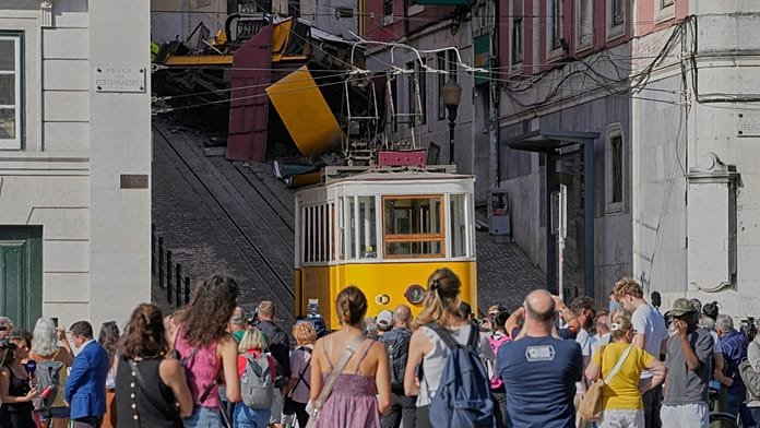 Investigadores examinan el funicular de Lisboa tras mortal accidente