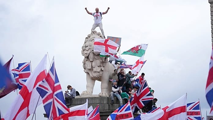La multitudinaria marcha del ultraderechista Tommy Robinson acaba en enfrentamientos