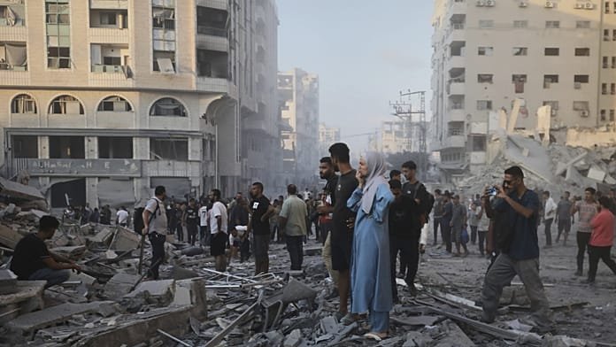 Varios ataques aéreos destruyen edificios y escuelas en la Ciudad de Gaza