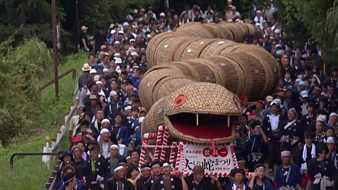 Una serpiente gigante de bambú desfila por una aldea japonesa