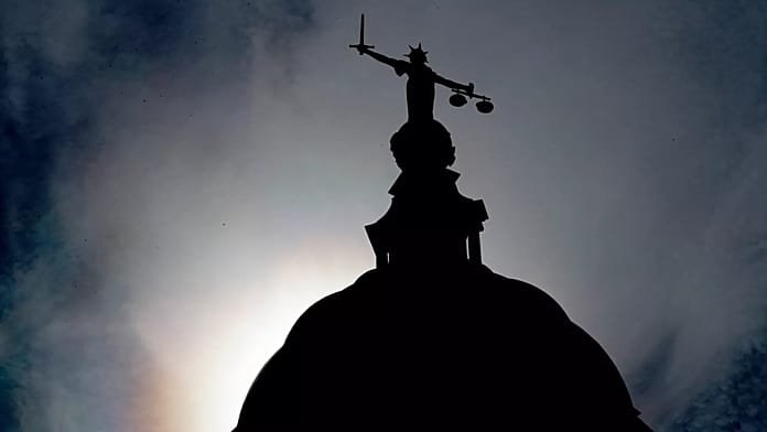 Una aristócrata británica y su novio, condenados a 14 años de cárcel por matar a su bebé