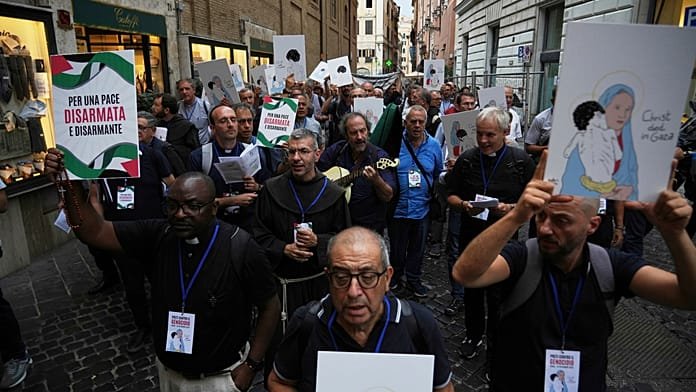 Los sacerdotes en Roma marchan al parlamento en solidaridad con los palestinos