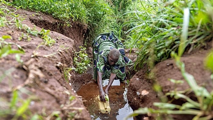 Aldeas africanas que aún deben cargar agua a sus hombros cada día