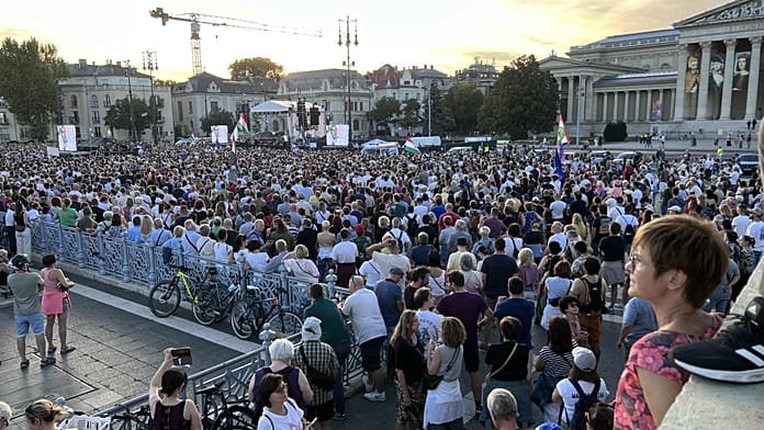 Miles de personas protestan en Hungría contra la campaña de odio y a favor de la libertad de expresión