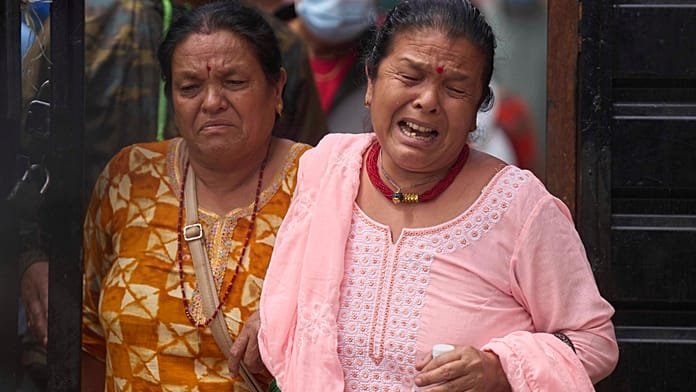 Las familias velan en Nepal mientras aumenta el número de muertos por las protestas